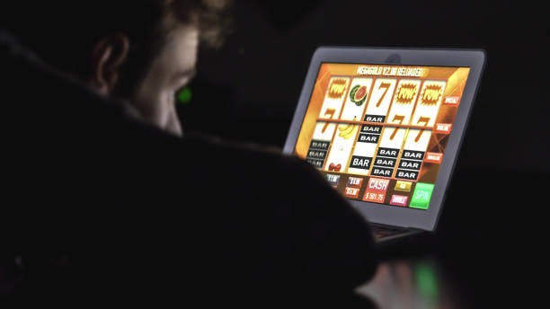 Lucky Twins live-dealer interface on qq77 showing card display and betting controls
